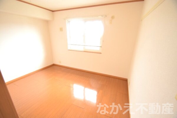 寝室(落ち着いて過ごせるお部屋なので、寝室にいかがでしょうか)