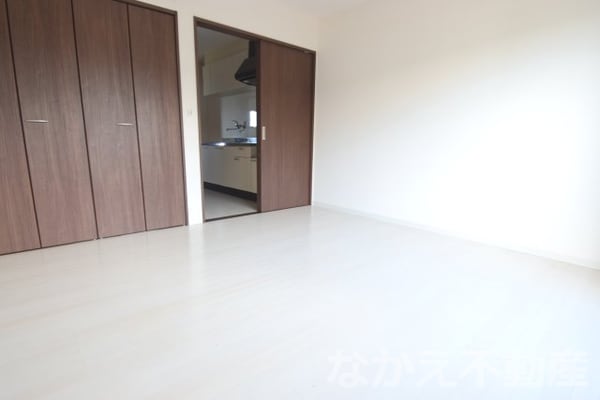 寝室(落ち着いて過ごせるお部屋なので、寝室にいかがでしょうか)