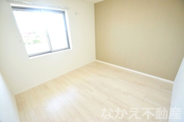 寝室(落ち着いて過ごせるお部屋なので、寝室にいかがでしょうか)