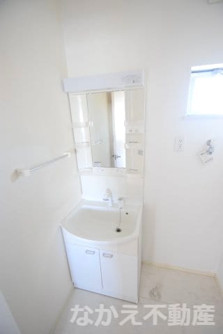 物件内観写真7　(忙しい朝には欠かせない洗面所です)