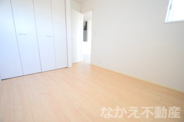 物件内観写真11　(落ち着いた色調の寝室です)