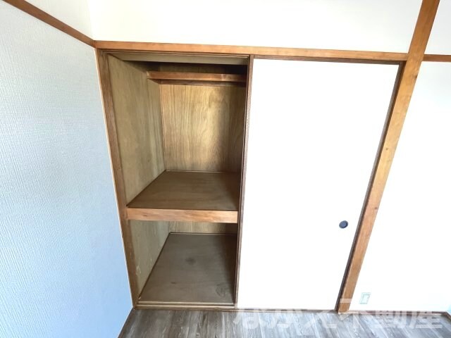 物件内観写真10　(たっぷりとした収納スペースです)