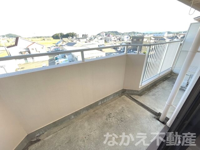 物件内観写真12　(開放的で明るい空間を演出してくれるバルコニーです)