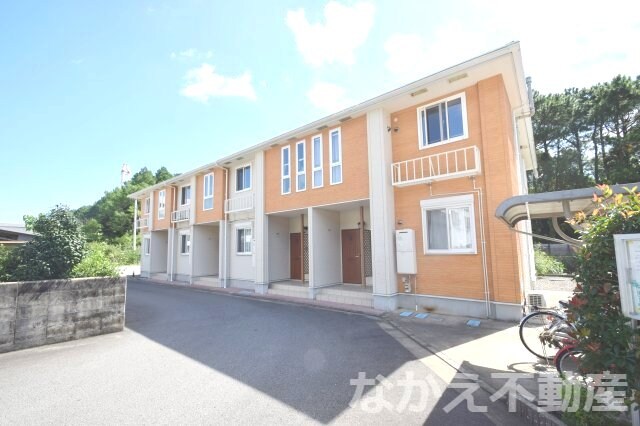 物件外観写真1　(外観は落ち着いています)