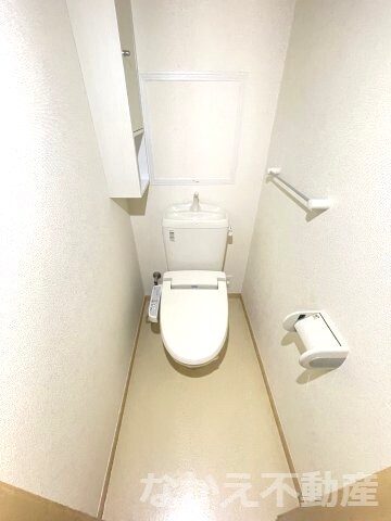 物件内観写真5　(ゆったりとした空間のトイレです)