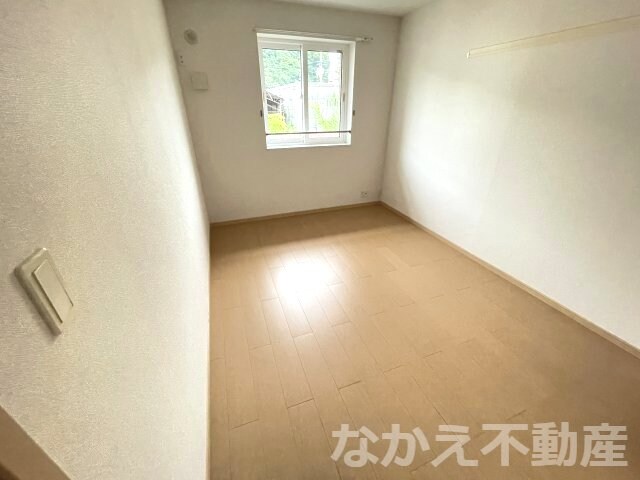 物件内観写真10　(広くて明るい寝室)