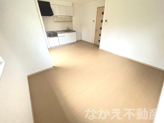 物件内観写真13　(こちらの居間で趣味の時間をお楽しみください)