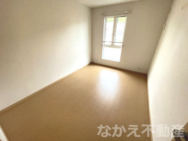 物件内観写真14　(開放的な寝室です)