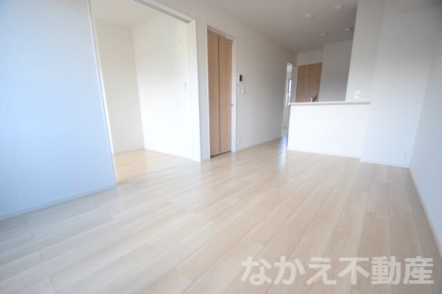 物件内観写真2　(こちらのリビングで趣味の時間をお楽しみください)