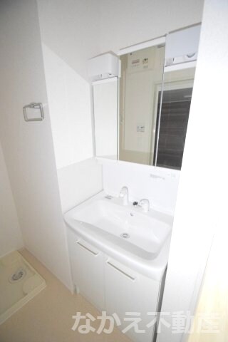 物件内観写真7　(ゆったりとスペースのある洗面所)