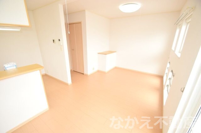 物件内観写真3　(ゆったりとした居間です)