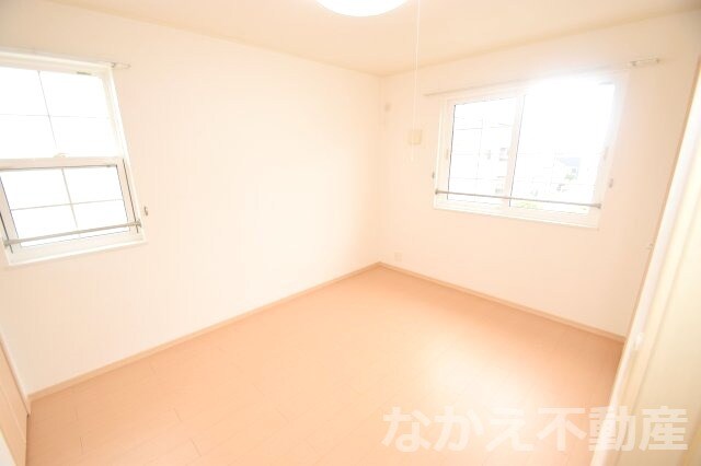 物件内観写真4　(広くて明るい寝室)