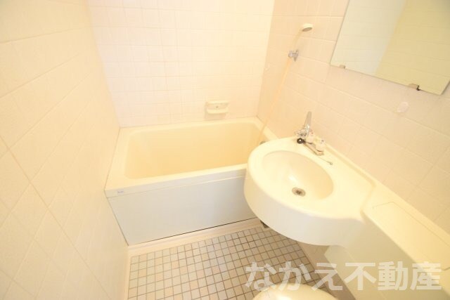 物件内観写真6　(日々の疲れを癒すお風呂付です)