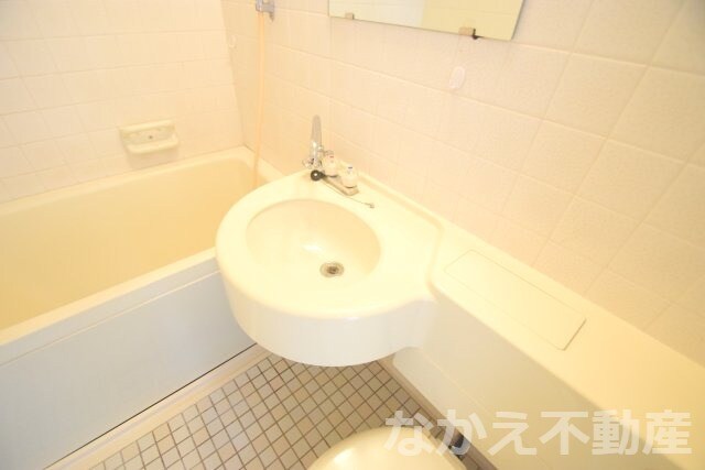 物件内観写真8　(広い洗面スペース)