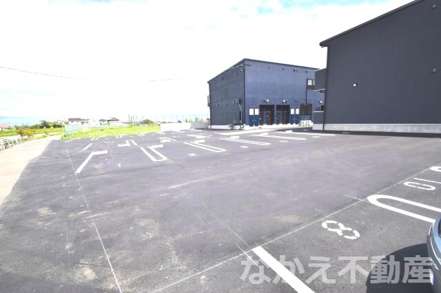 物件外観写真2　(駐車場に車を止められます)
