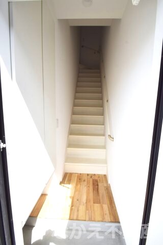 物件内観写真6　(ゆったりとした玄関です)