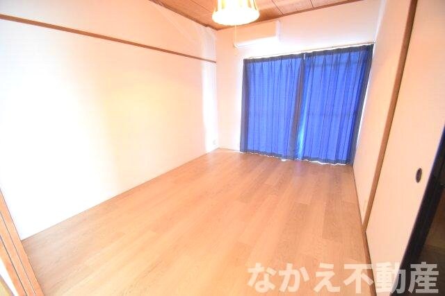 物件内観写真3　(個人の部屋や寝室として使える洋室です)