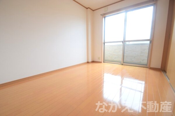 寝室(落ち着いて過ごせるお部屋なので、寝室にいかがでしょうか)