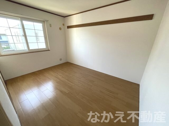 物件内観写真4　(広くて明るい寝室)