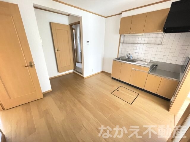 物件内観写真2　(こちらのリビングで趣味の時間をお楽しみください)