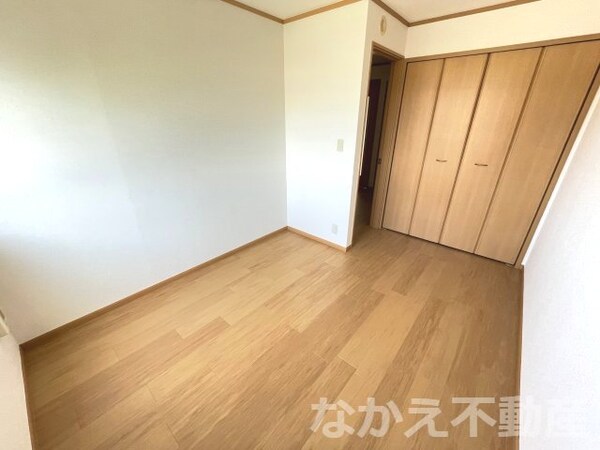 寝室(落ち着いて過ごせるお部屋なので、寝室にいかがでしょうか)