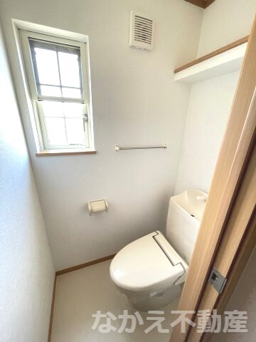 物件内観写真9　(ゆったりとした空間のトイレです)