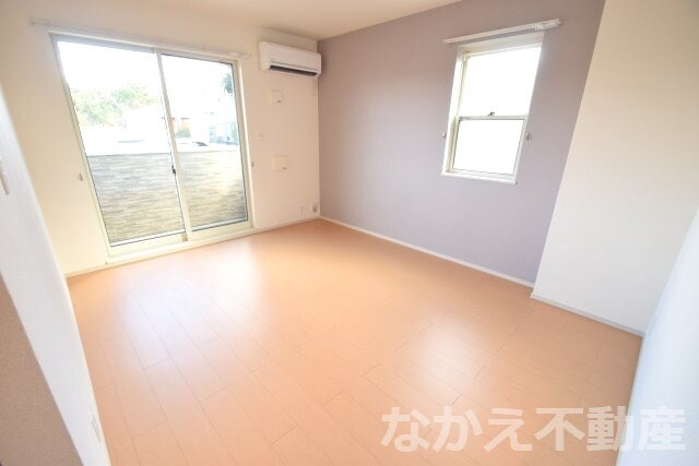 物件内観写真2　(こちらのリビングで趣味の時間をお楽しみください)