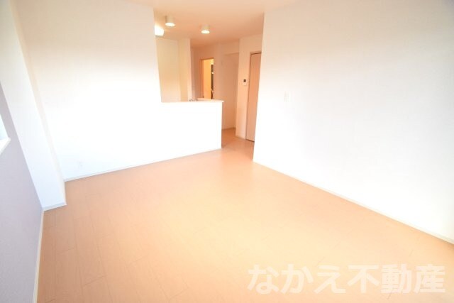 物件内観写真3　(こちらのリビングで趣味の時間をお楽しみください)