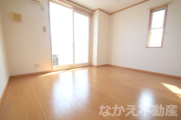居室(こちらの居間で趣味の時間をお楽しみください)