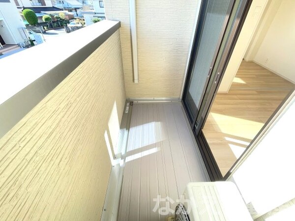 バルコニー(開放的で明るい空間を演出してくれるバルコニーです)