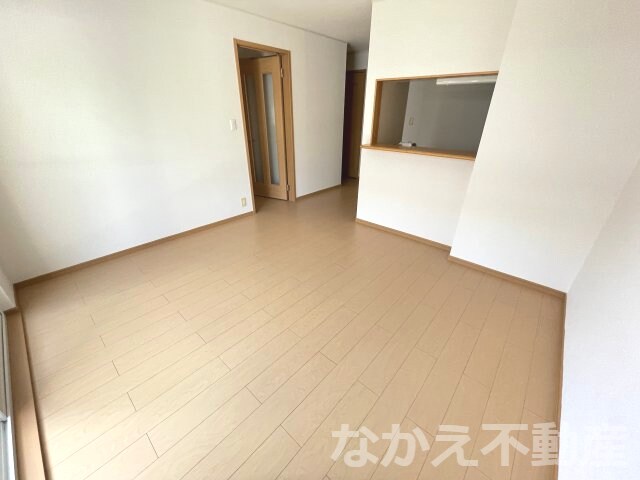 物件内観写真3　(こちらの居間で趣味の時間をお楽しみください)