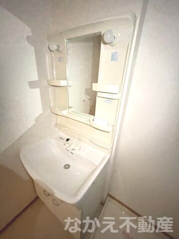 物件内観写真10　(明るい洗面所です)