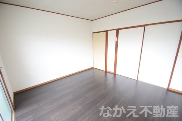寝室(落ち着いた色調の寝室です)