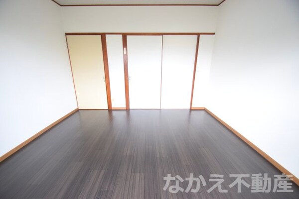 寝室(広くて明るい寝室)