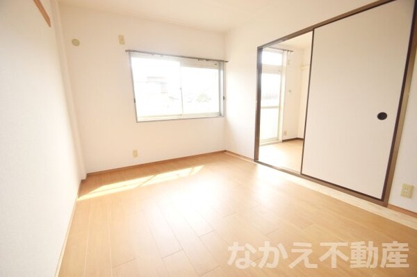 寝室(落ち着いた色調の寝室です)