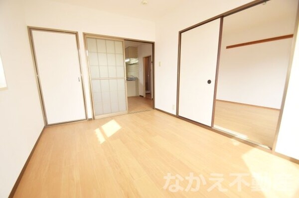 寝室(広くて明るい寝室)
