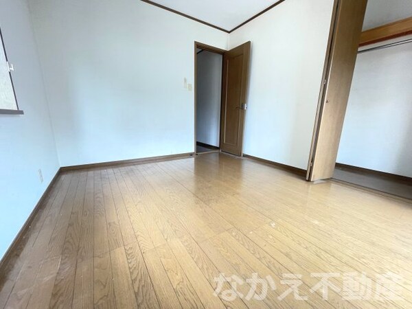 寝室(落ち着いた色調の寝室です)
