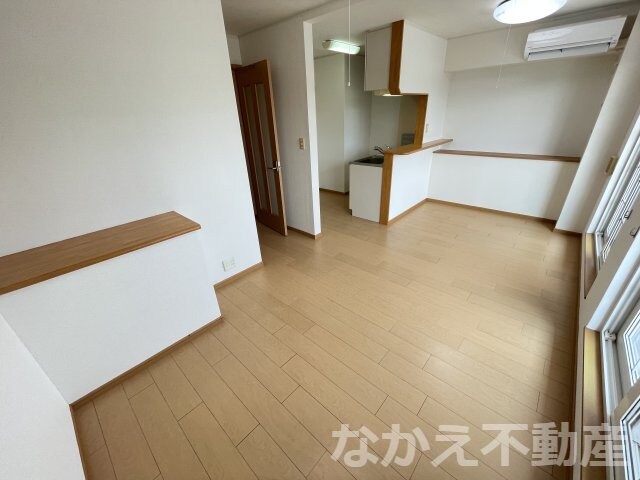 物件内観写真3　(広くて明るい寝室)