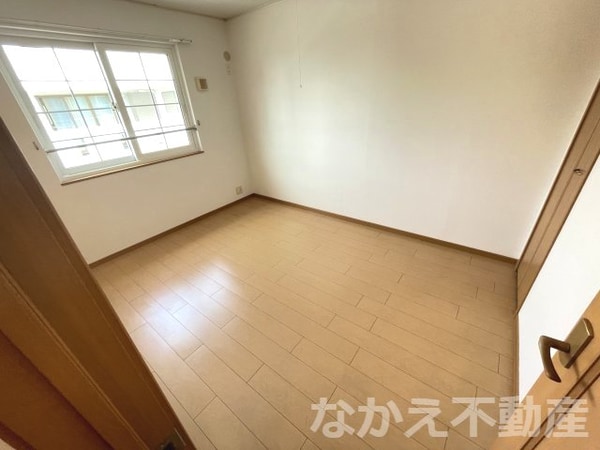 寝室(広くて明るい寝室)