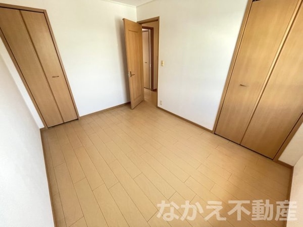 寝室(落ち着いた色調の寝室です)