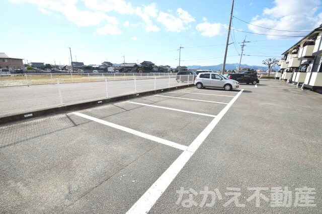 物件外観写真2　(駐車場があるので、車を買う予定の方も安心です)