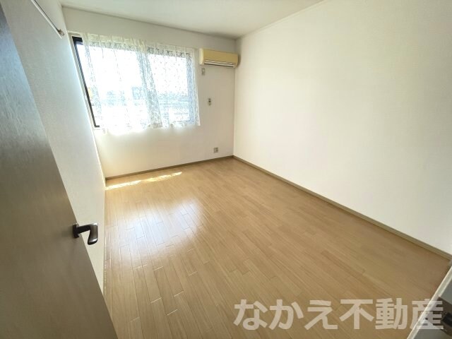 物件内観写真5　(明るい洋室です)