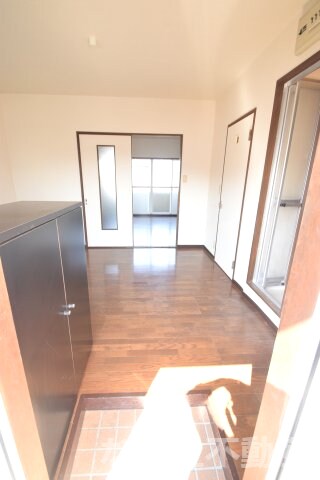 物件内観写真9　(明るい玄関です)