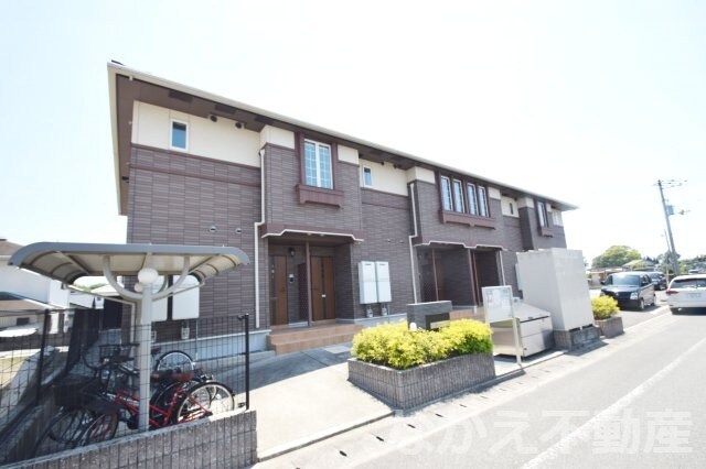 物件外観写真1　(外観は落ち着いています)