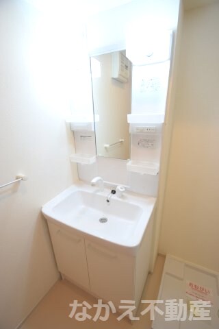 物件内観写真7　(コンパクトで使いやすい洗面所)