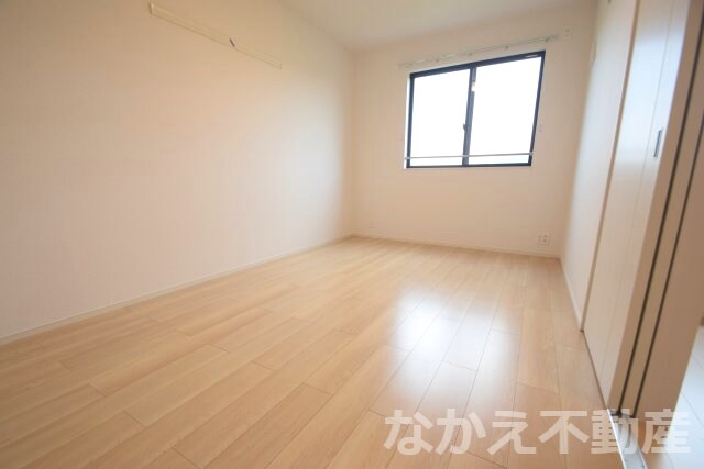 物件内観写真4　(広くて明るい寝室)