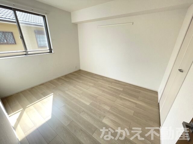 物件内観写真13　(落ち着いた色調の寝室です)