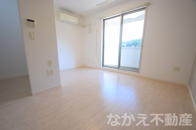 物件内観写真2　(使いやすいリビングです)