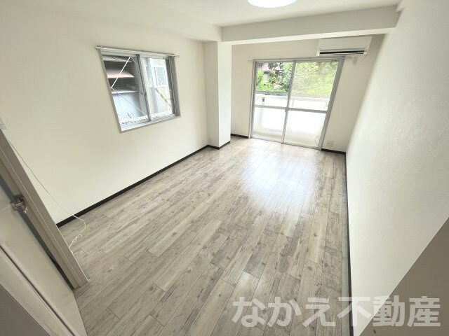 物件内観写真4　(落ち着いた色調の寝室です)