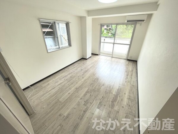 寝室(落ち着いた色調の寝室です)